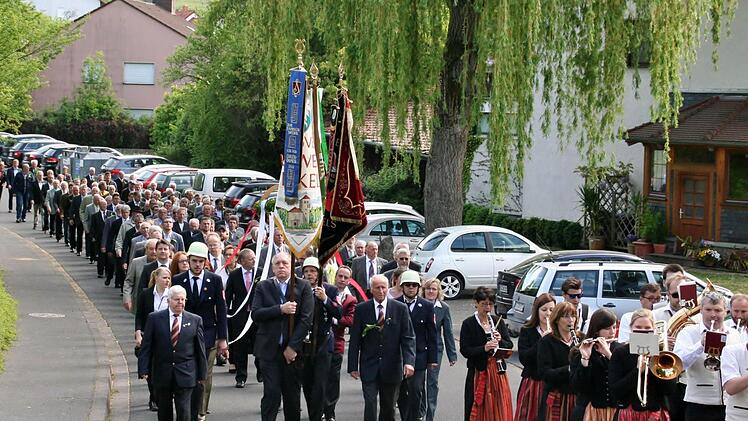 Festzug durch Winkels.  Foto: Werner Vogel