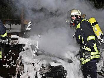 Die Feuerwehrleute l&ouml;schten mit Schaum. Foto: Frank Spitzenpfeil
