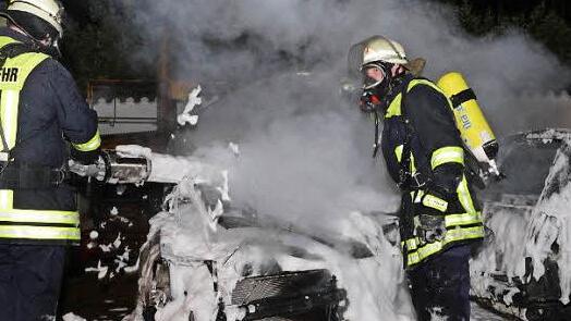Die Feuerwehrleute l&ouml;schten mit Schaum. Foto: Frank Spitzenpfeil