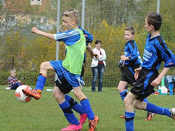 Der Dreitore-Zweikampf: Kirill Ride (mit Leibchen) erzielte einen Treffer für den FC 06 Bad Kissingen, Anton Muthig vom SG Ramsthal gelang gar ein Doppelpack. Mit auf dem Bild zu sehen sind die SG-Kicker Raphael Schmitt und Jannis Tremer (rechts). Foto: Hopf