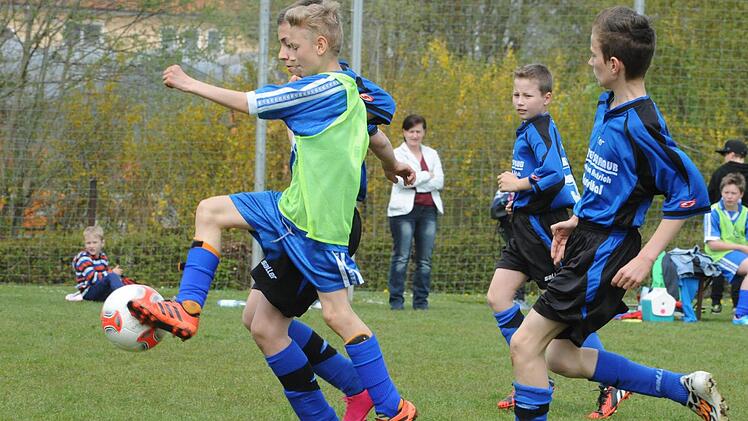 Der Dreitore-Zweikampf: Kirill Ride (mit Leibchen) erzielte einen Treffer für den FC 06 Bad Kissingen, Anton Muthig vom SG Ramsthal gelang gar ein Doppelpack. Mit auf dem Bild zu sehen sind die SG-Kicker Raphael Schmitt und Jannis Tremer (rechts). Foto: Hopf