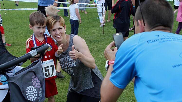 Als Vater Rainer Kirchner (rechts) nicht konnte, ging Sohn Kilian erstmals bei den Bambini an den Start und holte gleich den Sieg, das muss natürlich festgehalten werden.