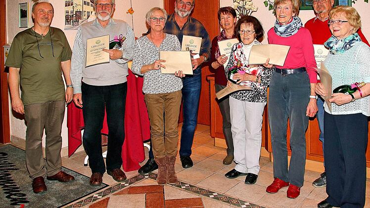 Zahlreiche Mitglieder des Rhönklub-Zweigvereins Münnerstadt wurden in der Hauptversammlung für 25- bis 60jährige Mitgliedschaft geehrt. Links aud dem Bild der wiedergewählte Vorsitzende Egbert Haut.