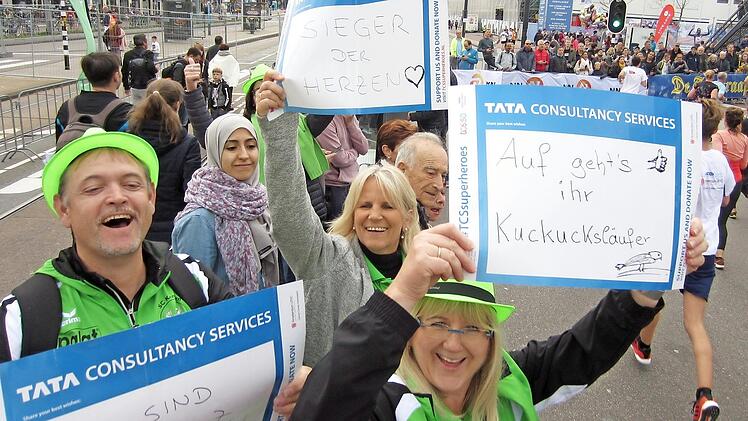 Mit insgesamt 47 Personen reiste der SC nach Amsterdam - und feuerte die Kuckucksl&auml;ufer an der Strecke lautstark an.