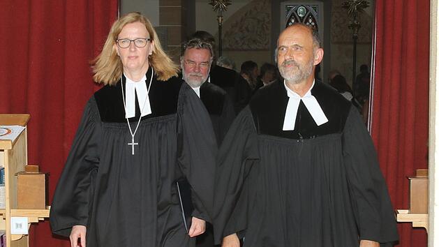 Die Dekanin des Dekanats Michelau Stefanie Ott-Fr&uuml;hwald (links) verabschiedete Pfarrer Eckhart Kollmer (rechts) in den Ruhestand im Rahmen eines Gottesdienstes in der Marienkirche in Watzendorf. Foto: Michael Stelzner