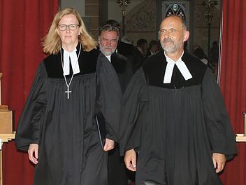 Die Dekanin des Dekanats Michelau Stefanie Ott-Frühwald (links) verabschiedete Pfarrer Eckhart Kollmer (rechts) in den Ruhestand im Rahmen eines Gottesdienstes in der Marienkirche in Watzendorf. Foto: Michael Stelzner