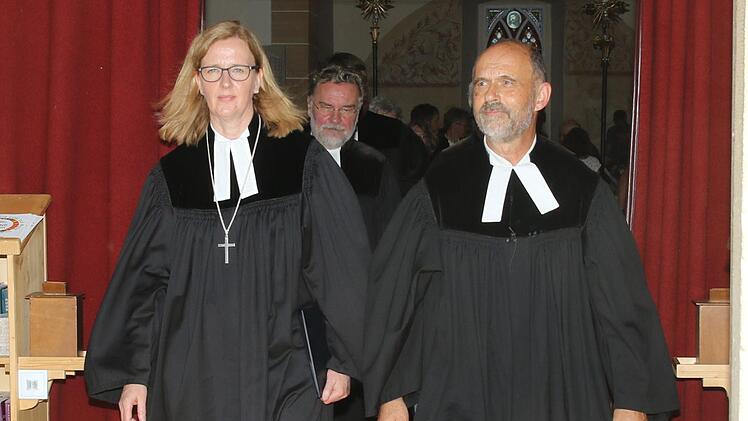 Die Dekanin des Dekanats Michelau Stefanie Ott-Frühwald (links) verabschiedete Pfarrer Eckhart Kollmer (rechts) in den Ruhestand im Rahmen eines Gottesdienstes in der Marienkirche in Watzendorf. Foto: Michael Stelzner