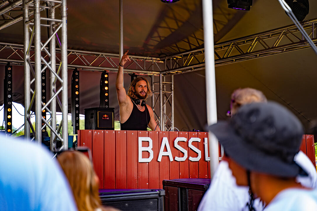 Einmalige Festivalwelt zwischen Stahl und Container.