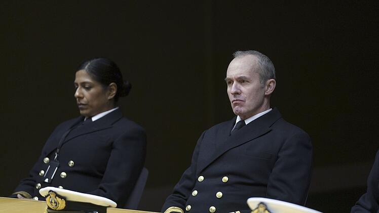 Die Leitung der Marine auf der Basis der "Vigil" bleibt skeptisch: Eine zivile Polizistin soll auf ihrem U-Boot ermitteln? Konter-Admiral Shaw (Stephen Dillane) und seine Adjutantin Erin Branning (Lolita Chakrabarti) besprechen sich mit der Glasgower Polizei.