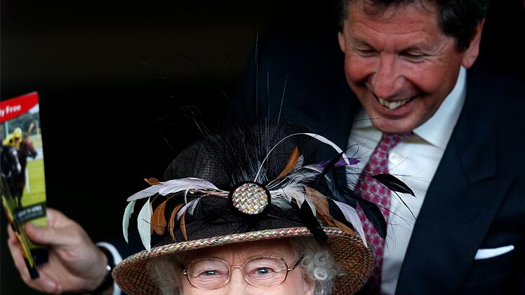 Mehr als zwei Jahrzehnte beriet John Warren die Queen bei der Zucht ihrer Rennpferde. &Uuml;ber ihre Erfolge freuten sie sich gemeinsam - wie hier bei einem Pferderennen in Newbury, 2013.