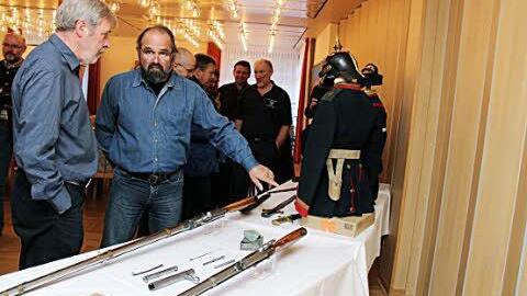 Fachsimpeleien im Geschichtskreis 1866 vor Originaluniformen und Gegenständen.  Fotos: Gerd Schaar