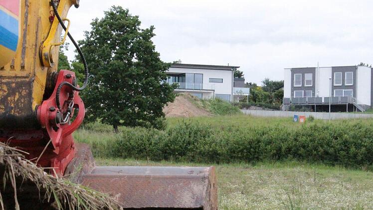 Ein Bagger steht auf der grünen Wiese am Häckersteig in Höchstadt schon bereit. Bald entstehen hier 50 neue Eigenheime.  Foto: Christian Bauriedel