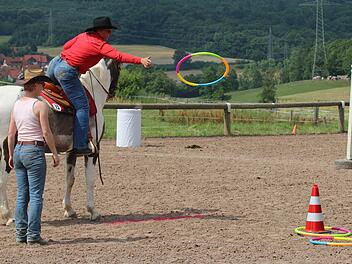 Wer es bei dieser Prüfung schafft, den Ring über die Pylone zu werfen, bekommt einen Extrapunkt.
