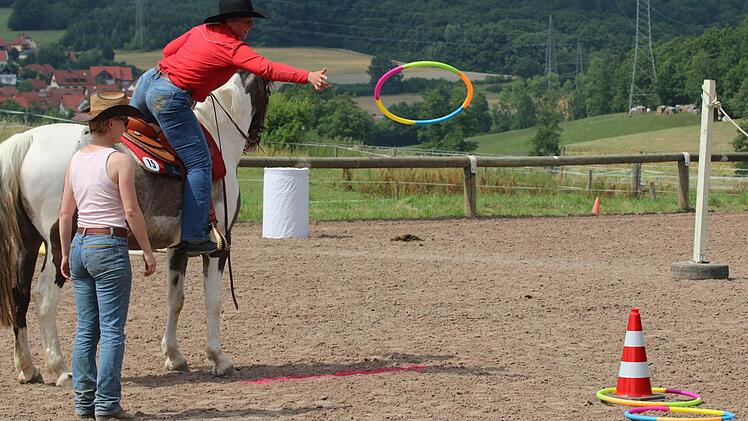 Wer es bei dieser Prüfung schafft, den Ring über die Pylone zu werfen, bekommt einen Extrapunkt.