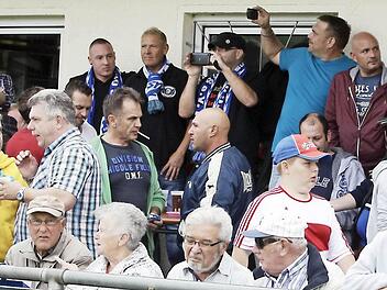 Im Oberhaider Fanblock wurden zu Beginn des "Spiel des Jahres" Erinnerungsfotos geschossen. Fotos: sportpress