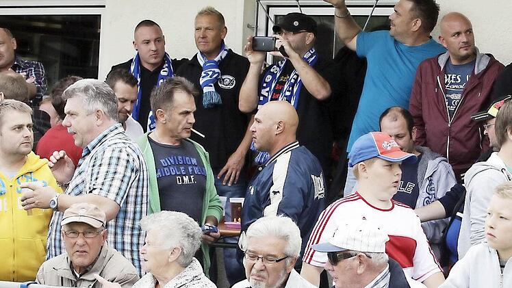 Im Oberhaider Fanblock wurden zu Beginn des "Spiel des Jahres" Erinnerungsfotos geschossen. Fotos: sportpress