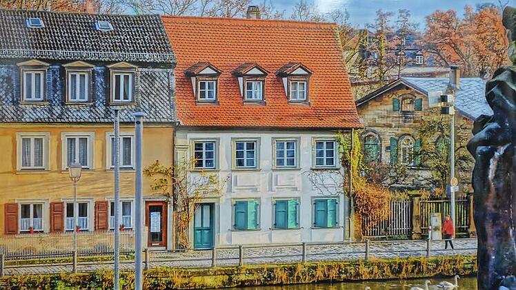Blick vom Atelier aufs andere Ufer der Regnitz. Detail aus einer der Foto-Stellwände in der Villa Concordia Foto: Ronald Rinklef
