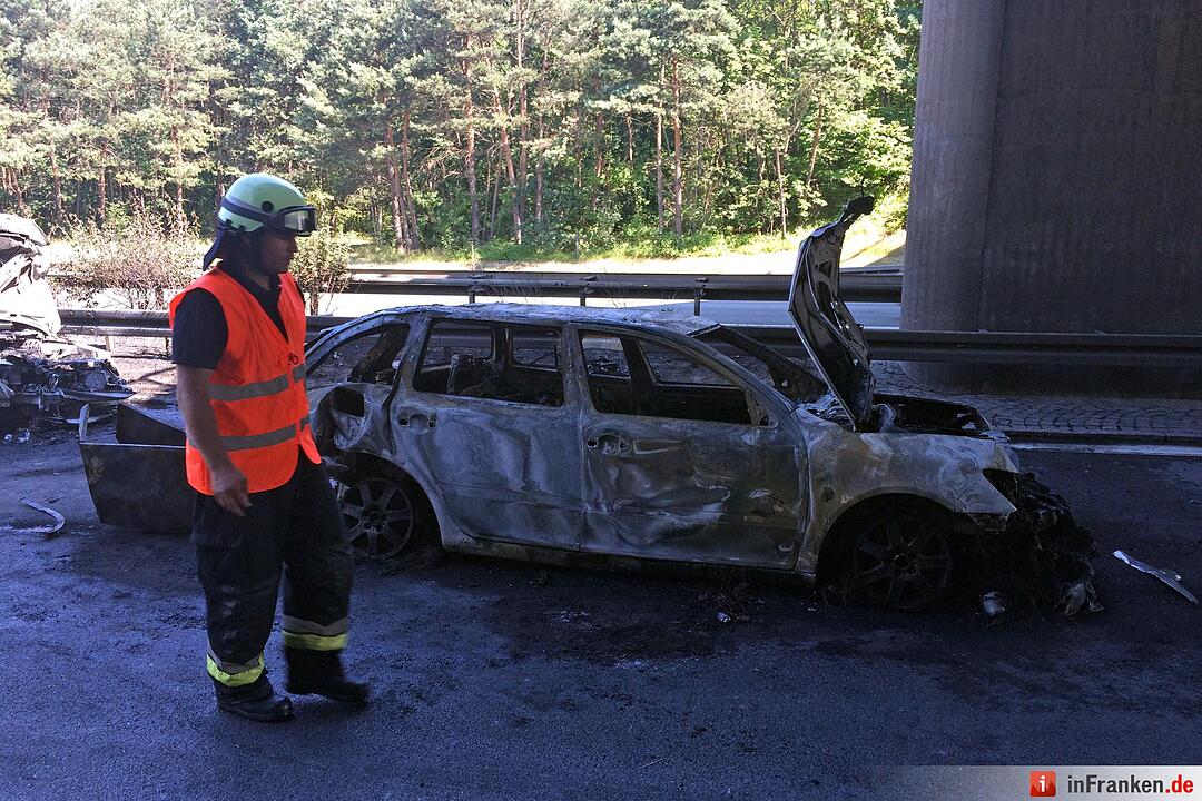 Erste Bilder: Autos brennen bei Unfall auf A73 aus - Bruecke beschaedigt