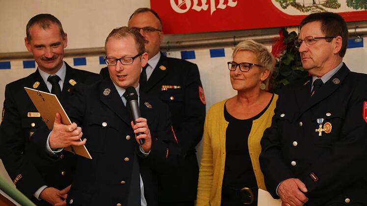 Andreas Kirsch und Rosi Kraus ehren Klaus Zellmann. Foto: Franz Galster
