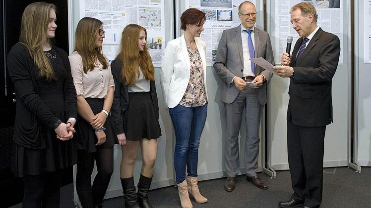 Norbert Barthle, parlamentarischer Staatssekretär beim Bundesminister für Verkehr und digitale Infrastruktur (rechts), gratuliert den Neuntklässlerinnen des Bamberger Dientzenhofer-Gymnasiums und ihrer Lehrerin Daniela Schneider. Mit im Bild: Christian Kellner, Hauptgeschäftsführer des Deutschen Verkehrssicherheitsrates. Foto: Jürgen Gebhardt