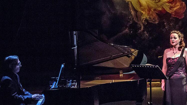 Stefanie Schmitt und Antonio Grimaldi gestalteten einen Liederabend in der Coburger Reithalle.Foto: Jochen Berger