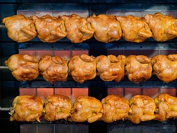 Hähnchen sind bei jedem Volksfest beliebt - manchmal auch mit sanfter Citrus-Note. Foto: Daniel Karmann, dpa