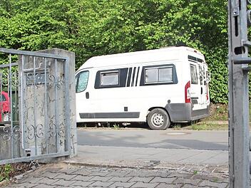In der Lichteneiche lebt eine Frau seit Jahren im alten Wohnmobil am Straßenrand.  Fotos: Andreas Schmitt