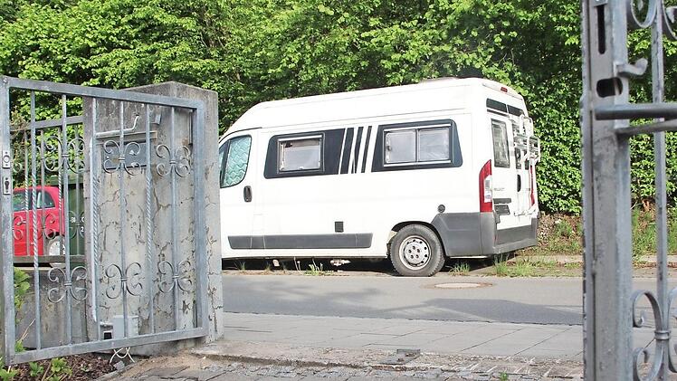 In der Lichteneiche lebt eine Frau seit Jahren im alten Wohnmobil am Straßenrand.  Fotos: Andreas Schmitt