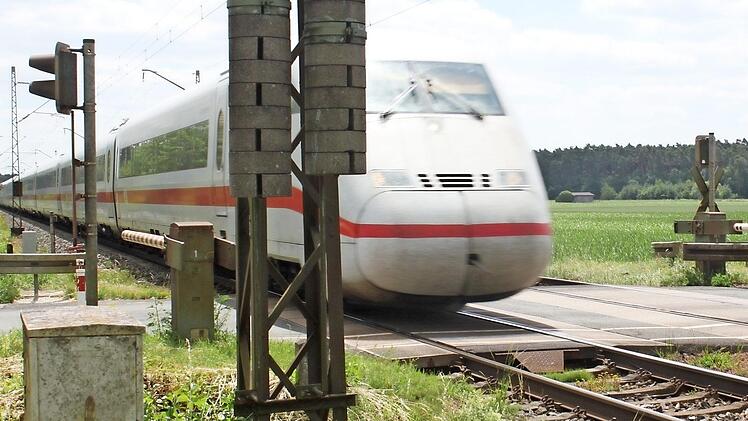 Der alte Bahnübergang Stockweg wird durch die Südanbindung ersetzt, die quer durch die Felder und Wiesen im Hintergrund führen wird.Foto: Hans Kurz