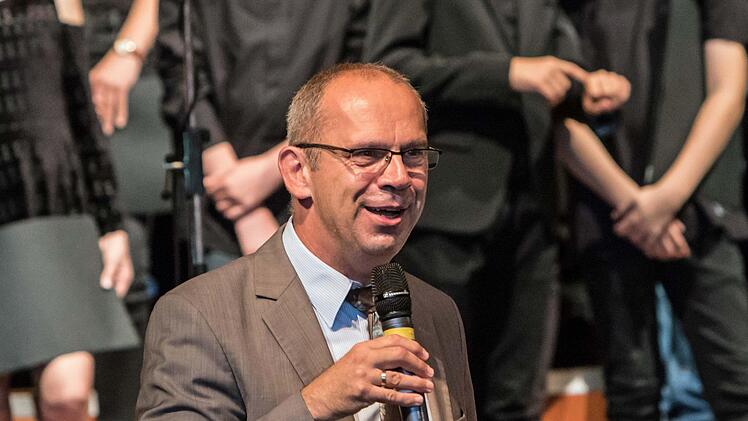 Impressionen vom Sommerkonzert des Gymnasiums Ernestinum im Coburger Kongresshaus: Schulleiter Bernd Jakob bei seiner BegrüßungFoto: Jochen Berger
