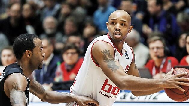 Wohin mit dem Ball: Ricky Hickman (hier gegen Julius Jenkins) war in Jena mit 16 Punkten der beste Bamberger Werfer, doch von seinen Nebenleuten erhielt er kaum Unterst&uuml;tzung. Foto: Daniel L&ouml;b