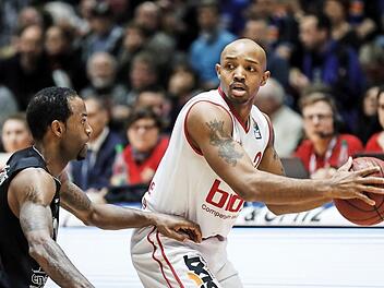 Wohin mit dem Ball: Ricky Hickman (hier gegen Julius Jenkins) war in Jena mit 16 Punkten der beste Bamberger Werfer, doch von seinen Nebenleuten erhielt er kaum Unterstützung. Foto: Daniel Löb