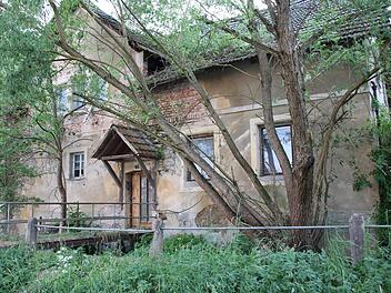 Naturnahe Neugestaltung statt verfallener Ruinen: Die Anwesen Mühlbach 18 (Foto) und Mühlbach 20 sollen abgerissen und die Fläche neu gestaltet werden. Voraussetzung ist die Bewilligung von Geldmitteln im Rahmen der Förderoffensive Nordostbayern. Foto: Dagmar Besand