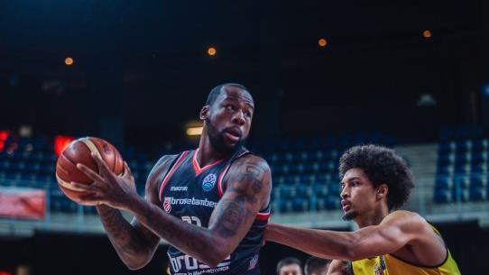 Cliff Alexander (links) zeigte beim Sieg &uuml;ber Bonn im Pokal-Halbfinale seine bisher beste Leistung im Brose-Trikot. Hier bringt sich der Bamberger Center im Hinspiel gegen Antwerpens Ismael Bako in Position. Foto: championsleague.basketball