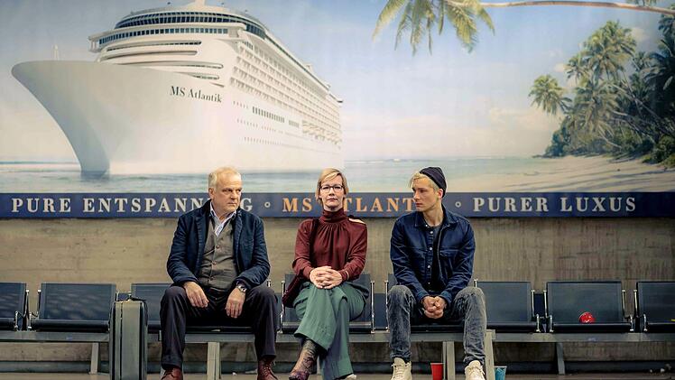 Vincent (Bernhard Schütz, links) und Nils (Jacob Matschenz) oder Martha (Sandra Hüller) - wer wird "Das schwarze Quadrat" am Ende der Kreuzfahrt erobern?