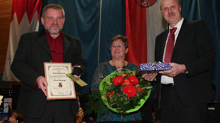 Die Ehrenspange der Stadt Höchstadt erhielt Storchenvater Edmund Lenz. Blumen gab es für seine Frau Adelheid.