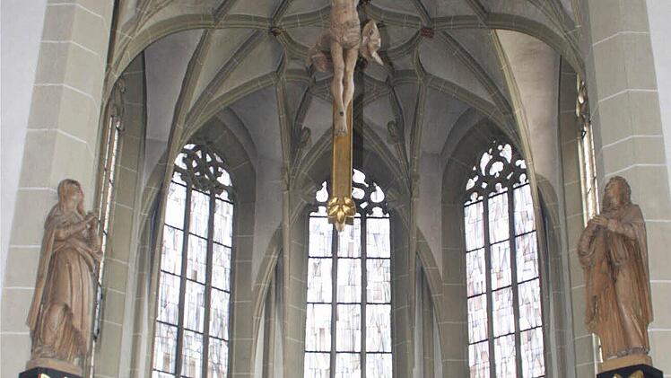 Der Altarraum mit der ornamentreichen Deckenkonstruktion. Foto: G. Bauer