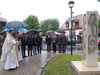 Pfarrer Reinhold Braun segnete die von Reinhard Klesse geschaffenen Stele.  Foto: Renate Neubecker