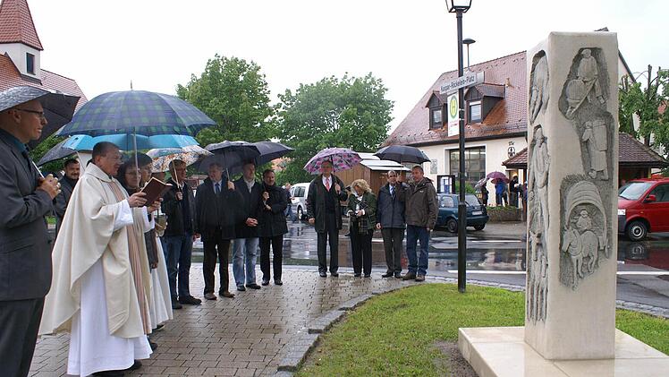 Pfarrer Reinhold Braun segnete die von Reinhard Klesse geschaffenen Stele.  Foto: Renate Neubecker
