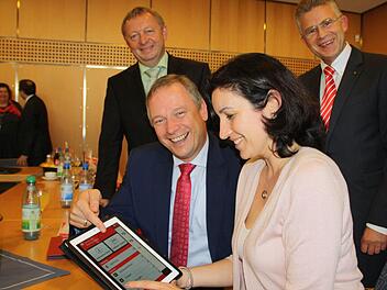 Der Präsident des Deutschen Sparkassen- und Giroverbands Georg Fahrenschon (vorne, links) informierte sich mit (von links) dem Verwaltungsratsvorsitzender Thomas Bold, MdB Dorothee Bär und Vorstand Roland Friedrich über die Apps der Sparkasse. Fotos: Ralf Ruppert