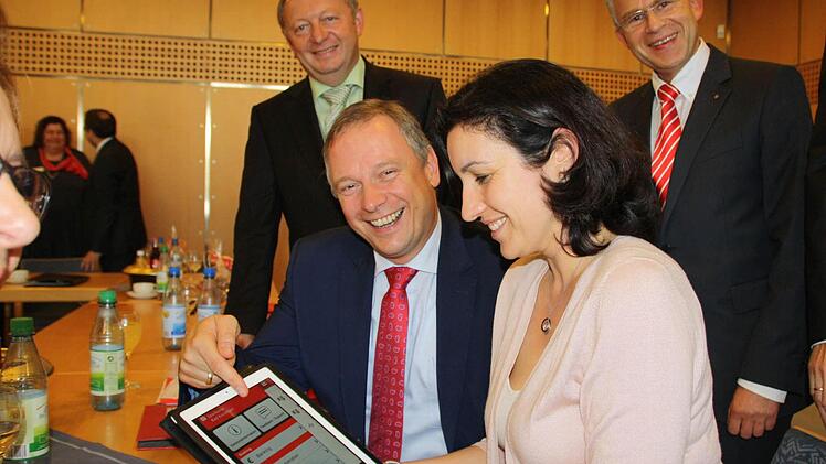 Der Präsident des Deutschen Sparkassen- und Giroverbands Georg Fahrenschon (vorne, links) informierte sich mit (von links) dem Verwaltungsratsvorsitzender Thomas Bold, MdB Dorothee Bär und Vorstand Roland Friedrich über die Apps der Sparkasse. Fotos: Ralf Ruppert