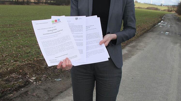 Emmi Zeulner zeigt die Resolutionen, die ihr übergeben wurden.