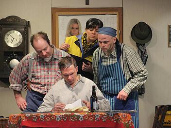 Aufmerksam studieren die drei Bergbauern Hansjakob (Daniel Eidelloth), Franz (Alexander Hoderlein) und Gottlieb (Rainer Engelhardt, von links) das Testament, das ihnen Postbotin Elisabeth (Jasmin Neubauer) gebracht hat. Foto: Hartmut Neubauer