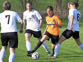 Normalerweise bekommt es Linda Querfurth (am Ball) vom SV Reitsch auf dem Feld mit Frauen zu tun. Am Donnerstag wird dies anders sein - für einen guten Zweck.  Foto: Archiv