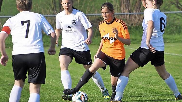 Normalerweise bekommt es Linda Querfurth (am Ball) vom SV Reitsch auf dem Feld mit Frauen zu tun. Am Donnerstag wird dies anders sein - für einen guten Zweck.  Foto: Archiv