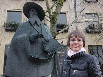 Kerstin Löw leitet die Geschäftsstelle "Wege zu Cranach" mit Sitz im Kronacher Rathaus. Vor diesem steht Kronachs berühmtester Sohn, Lucas Cranach, der Ältere als Statue. Foto: Corinna Igler