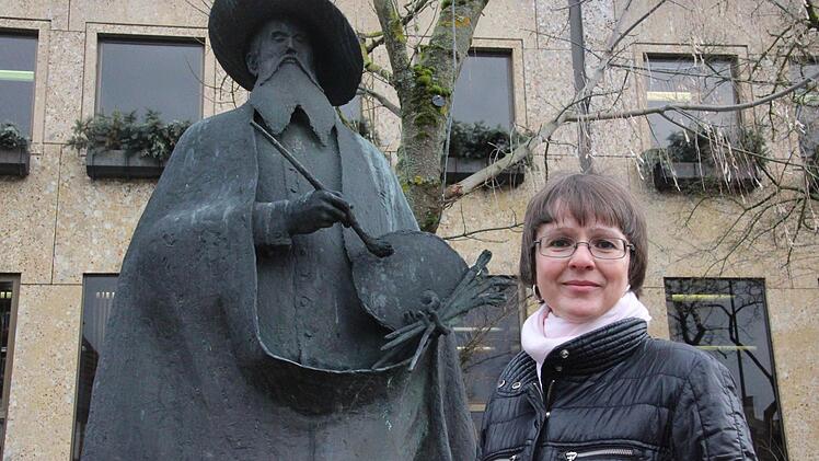 Kerstin Löw leitet die Geschäftsstelle "Wege zu Cranach" mit Sitz im Kronacher Rathaus. Vor diesem steht Kronachs berühmtester Sohn, Lucas Cranach, der Ältere als Statue. Foto: Corinna Igler