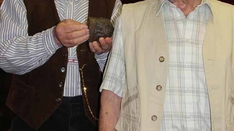 Zusammen mit Lothar Hofmann (rechts) erklärte Peter Kirchner, wie der Sprengkopf einer Granate, die er in seiner Scheune gefunden hat, funktionierte.