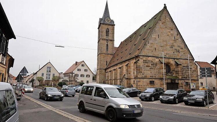 Im Schnitt 10 000 Fahrzeuge nutzen täglich die Lichtenfelser Straße in Hallstadt, das soll sich ändern. Foto: Ronald Rinklef