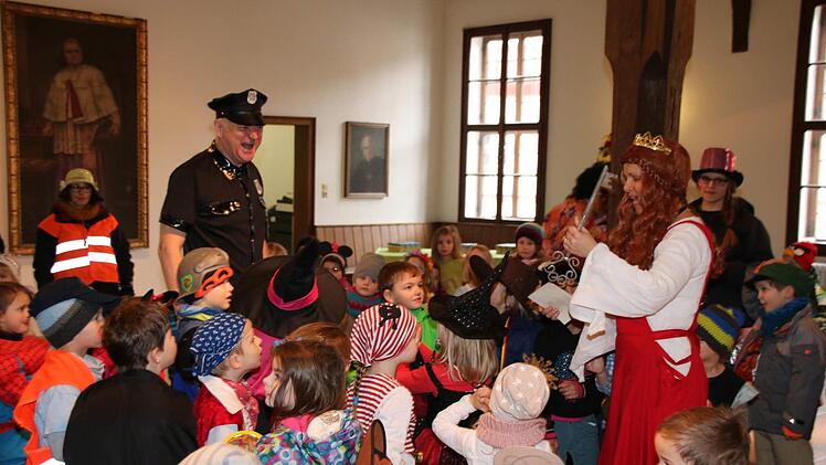 Münnerstadts Bürgermeister Helmut Blank musste den Schlüssel des Rathauses an Barbara Voit abgeben.  Foto: Thomas Malz